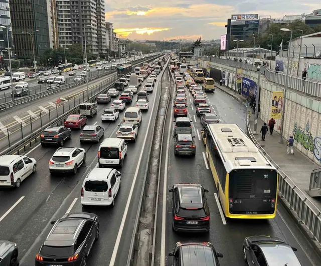 Yağmur trafikte tıkanıklığa yol açtı: İstanbul'da yoğunluk yüzde 78'e çıktı