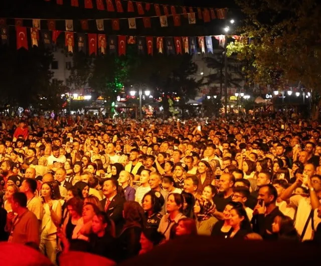 Yenişehir'de müzik şöleni: Cengiz Kurtoğlu'ndan kalabalık konser