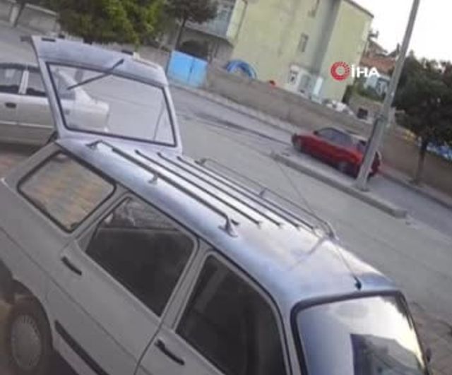 Yokuş inişinde freni patlayan minibüs taksiyi sürükleyip direğe çarptı: 1 yaralı