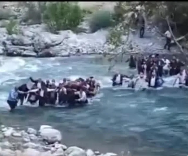 Yüksekova'da zorlu patikada can veren adamın cenazesi dereden geçirilip omuzlarda taşındı