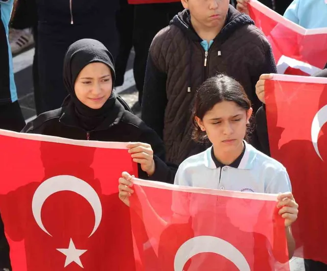 850 öğrenciyle cumhuriyet şarkıları eşliğinde coşku Sivas'ta