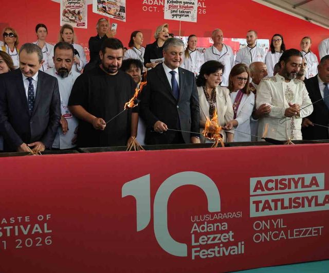 Adana’da 10. yıl coşkusu: dev mangal ateşiyle başlayan lezzet şöleni