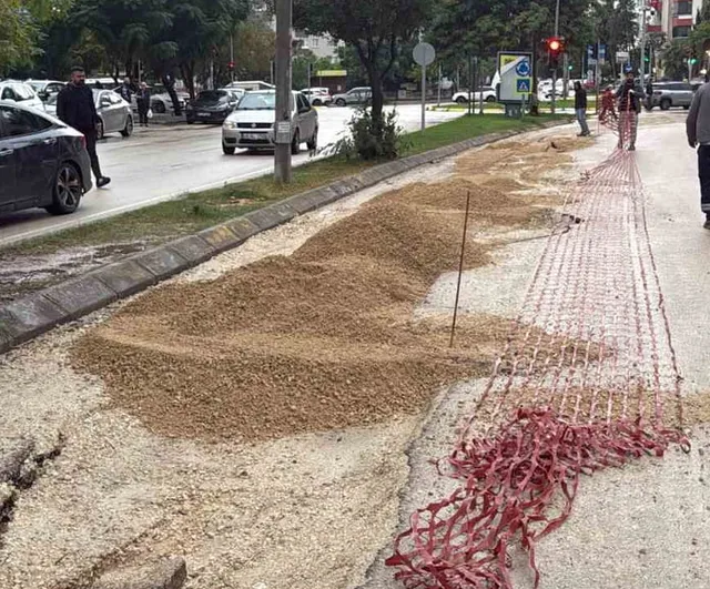 Adana'da sağanak sonrası bulvar çöktü, araçlar çukura saplandı