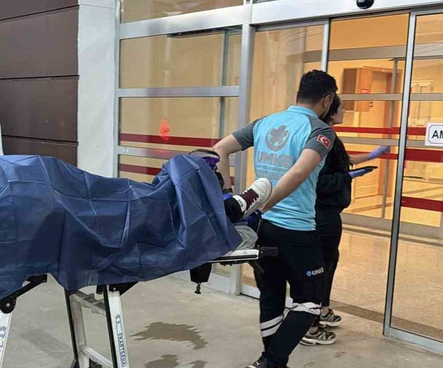 Adıyaman'da kavşakta çarpışma: iki otomobil ve motosikletin karıştığı kaza 2 yaralı bıraktı