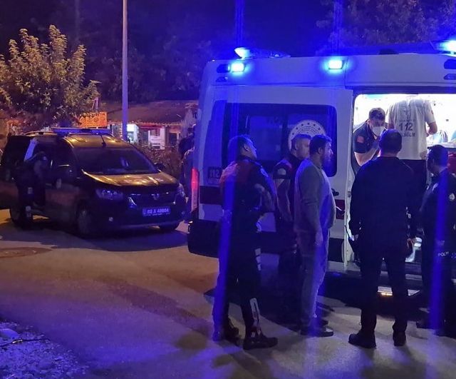 Adıyaman'da park önünde bıçaklanan genç hastaneye kaldırıldı
