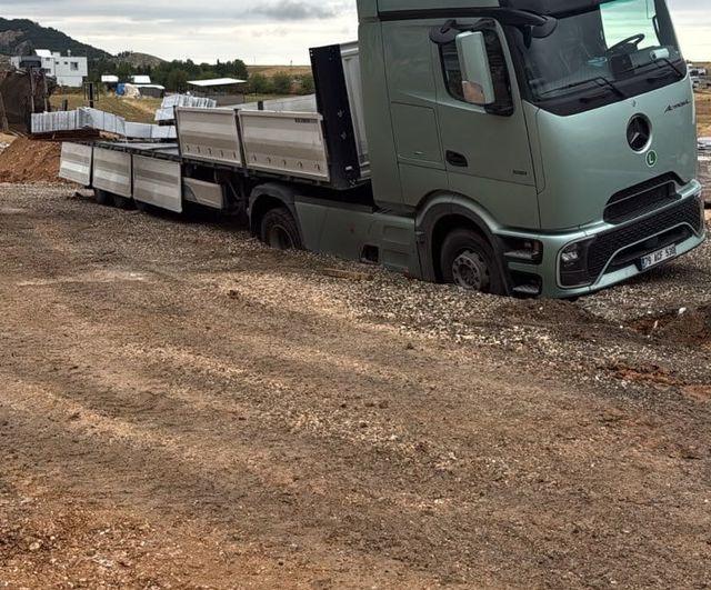 Adıyaman'da yağışın açtığı çukurda mahsur kalan tır çıkarıldı