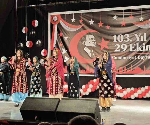 Ahlat'ta cumhuriyetin 103. yılı birlik ve coşkuyla kutlandı