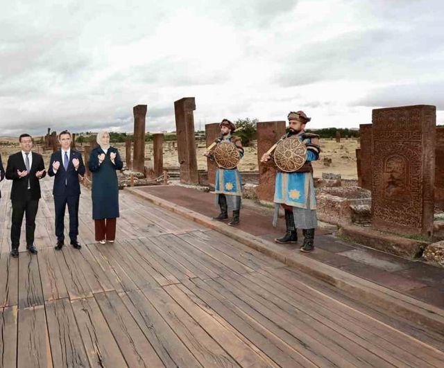 Ahlat'ta tarih turu: bakan yardımcısı kültürel mirası yerinde inceledi