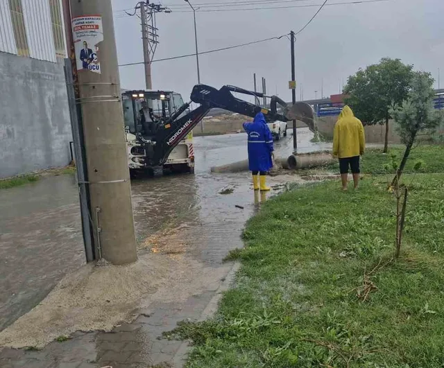 Akdeniz’de sağanakla mücadele: ekipler 10 noktada motopomp çalıştırdı