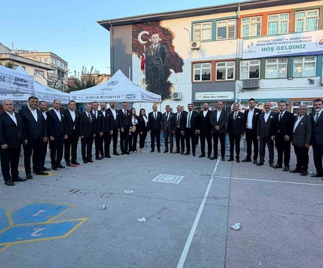 Akhisar'da ticaret odasının yeni döneminde Sami Karaoğlan yeniden güvenoyu aldı