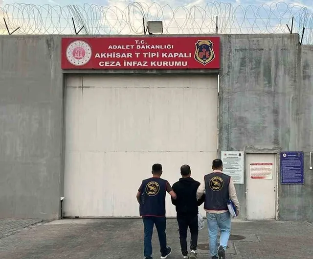 Akhisar'da uzun süreli hapis cezasıyla aranan şüpheli jandarmaya teslim edildi