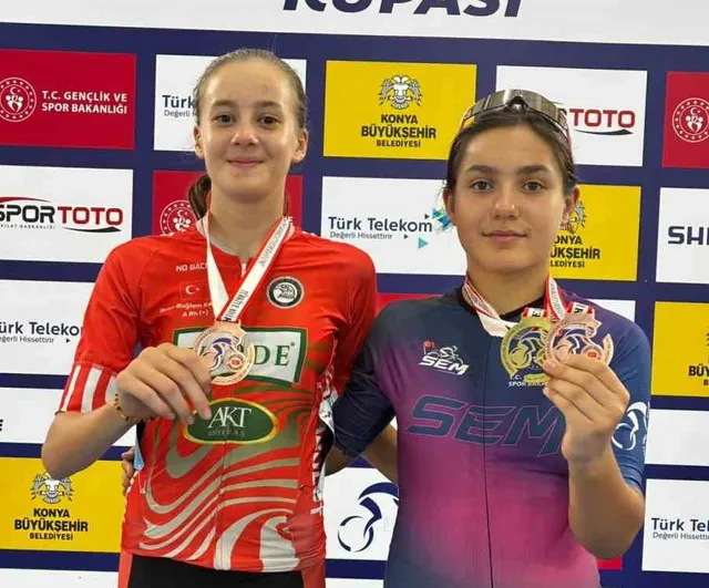 Akhisar'ın genç pedal ustaları Konya'dan beş madalyayla döndü