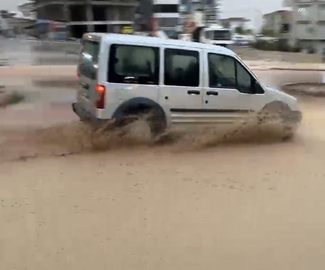 Akşam yağmuru Besni'de cadde ve sokakları suya boğdu