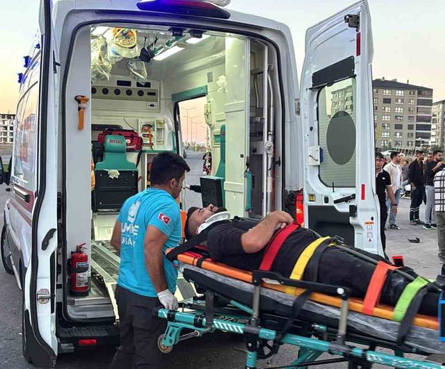 Aksaray'da kavşakta çarpışma: park halindeki araca savrulan iki otomobilde 5 yaralı