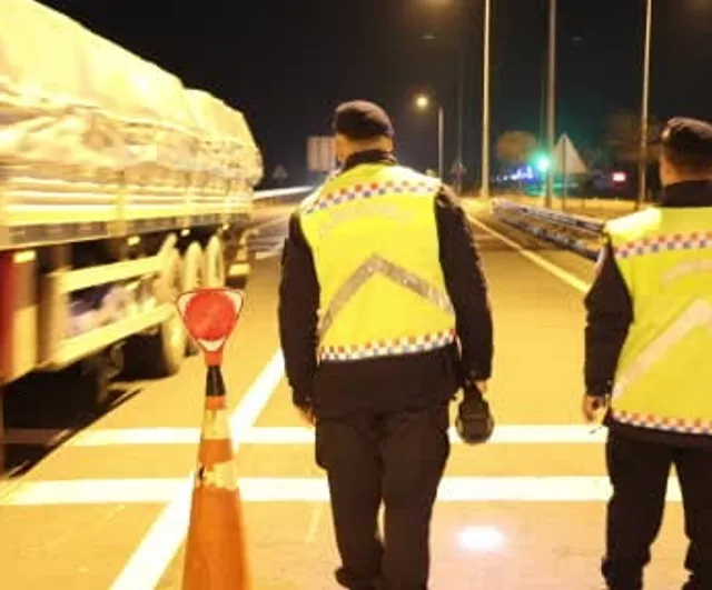 Aksaray’da üç koldan denetim: jandarma trafik, asayiş ve KOM ekipleri yoğun görevde