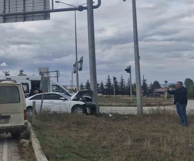 Alaca kavşağında çarpışan araçlar: minibüs ile otomobilde 6 kişi yaralandı