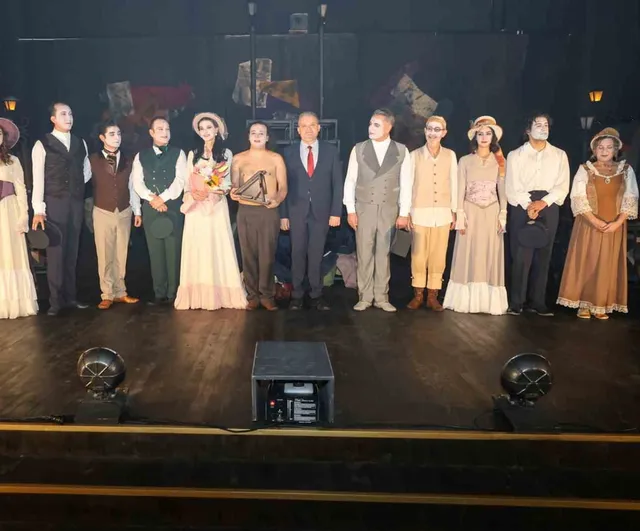 Alanya belediye tiyatrosu Gogol'le üç kentte ayakta alkışlandı