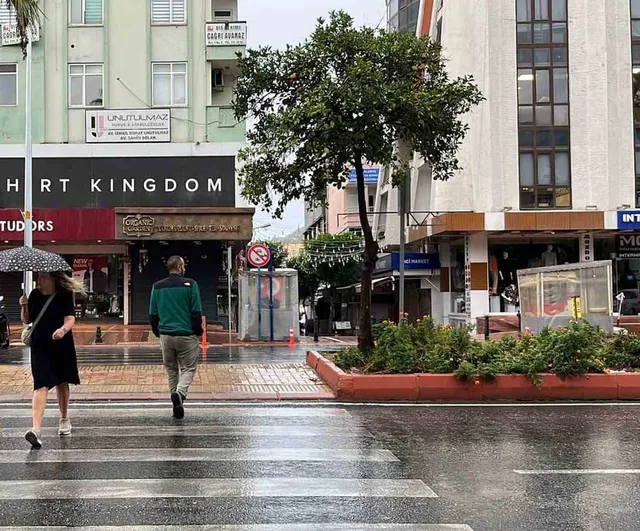 Alanya'da uyarıya rağmen sabah sağanağı, hazırlıksız çıkanlar iş yerlerine sığındı