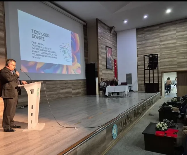Alaşehir'de okul toplantısında velilere dijital denge çağrısı