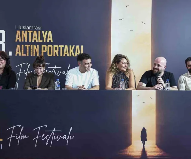 Altın Portakal'da yarışmalar sona ererken sinemacılar seyirciyle bir araya geldi