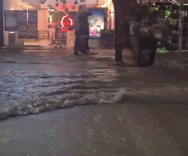 Ani sağanak Elazığ'da caddeleri dereye çevirdi