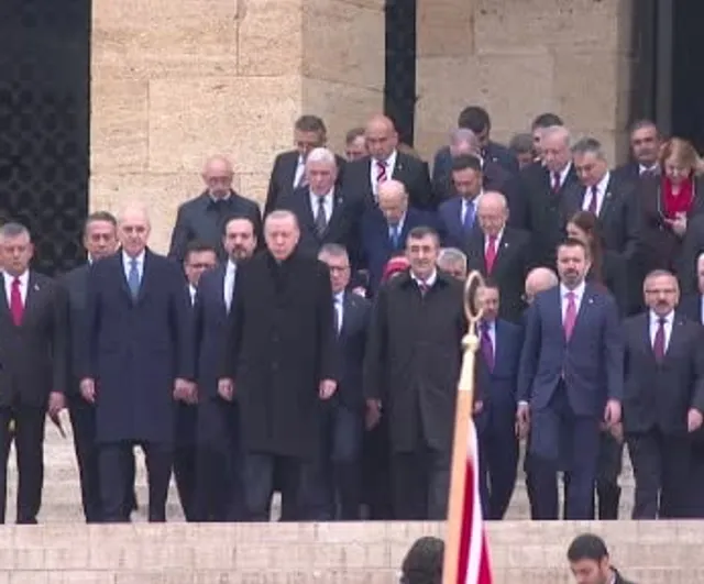 Anıtkabir'de birlik görüntüsü: Bahçeli ve Dervişoğlu merdivenleri kol kola indi