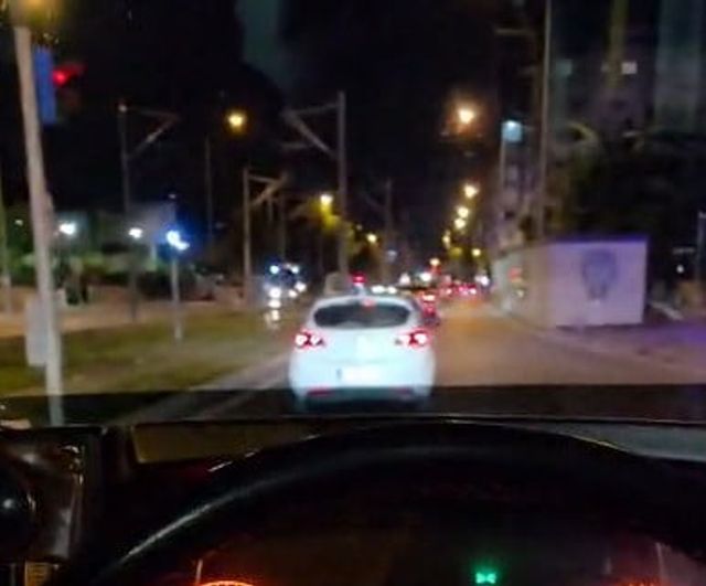 Antalya'da otobüsün arkasına tutunan patenli gençlerin tehlikeli görüntüleri kayda geçti