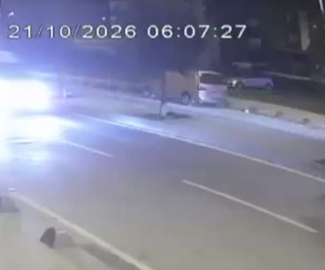 Arnavutköy'de dörtlüleri yanarken park halindeki kamyona çarpan servis minibüsü: 9 yaralı