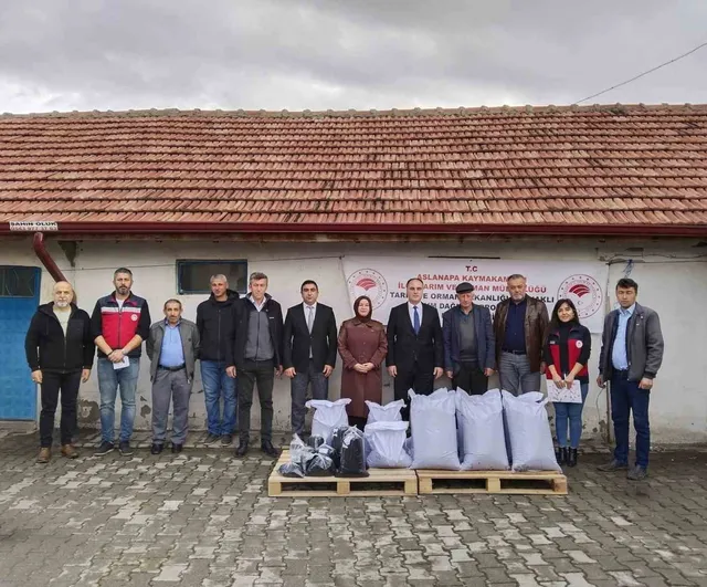 Aslanapa'da üretime çeşitlilik: 8 üreticiye yüzde 50 hibeli çörekotu tohumu
