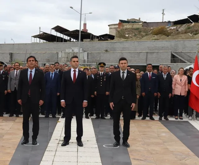 Atatürk anıtında coşku: Selendi cumhuriyetin 103. yılını çelenk töreniyle karşıladı