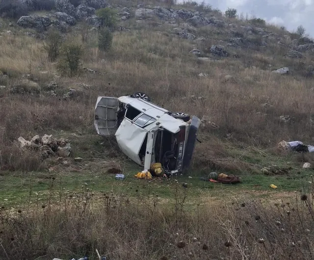 Atmalı Köyü yakınlarında araç şarampole yuvarlandı: iki kişi yaralandı