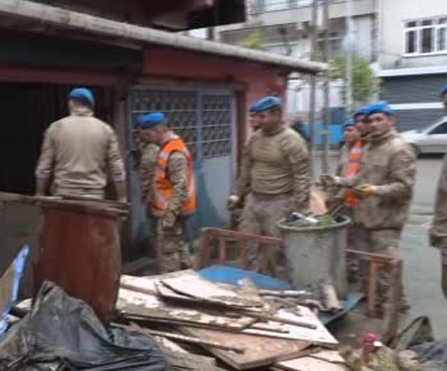 Ayazağa'da çamurla mücadele sürüyor: jandarma ve AFAD destek veriyor