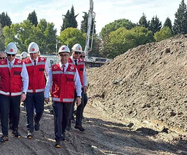 Aydın yeni adliye binasının beton dökümüyle hızlanan inşaatında heyet incelemesi