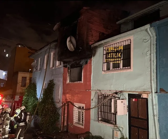 Ayvansaray'da gece yangını: 2 katlı bina itfaiye tarafından söndürüldü