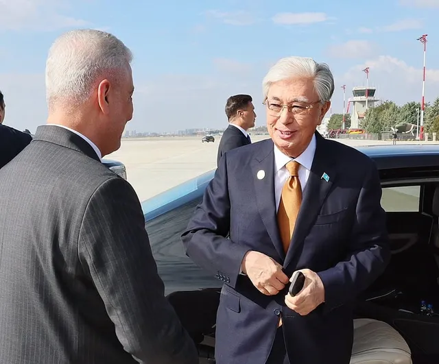 Bakan Bolat Tokayev ve Caparov'u uğurladı, iş birliğine vurgu