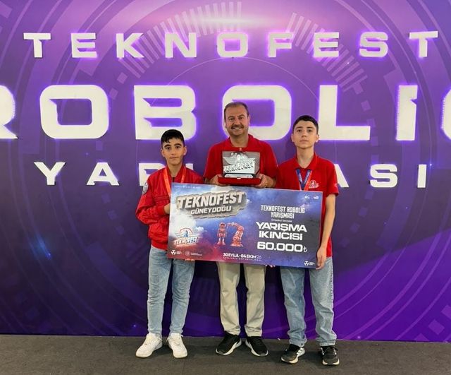 Balıkesirli öğrenciler TEKNOFEST güneydoğu finallerinden dört Türkiye derecesiyle döndü