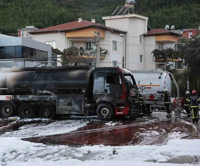 Başkan Çavuşoğlu Pamukkale'deki yangının ardından işletme sahipleriyle dayanışma ziyaretinde bulundu