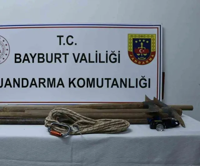 Bayburt'ta kültürel miras operasyonu: Aşağıçimağıl'da izinsiz kazı yapan altı kişi yakalandı