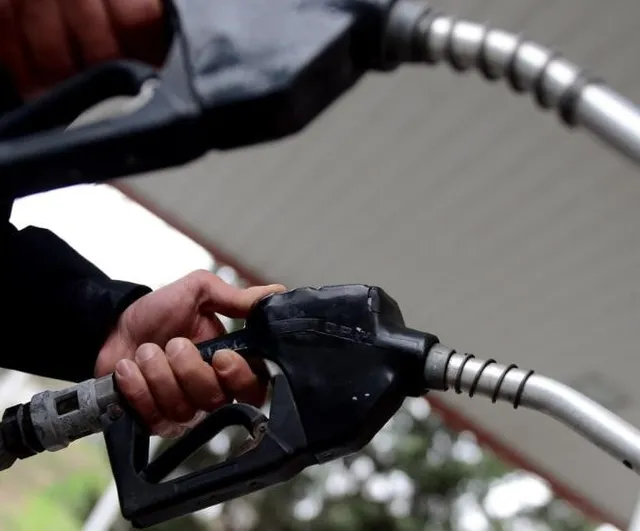 Benzin fiyatlarında sürpriz düşüş: litre başına 4,30 lira indi