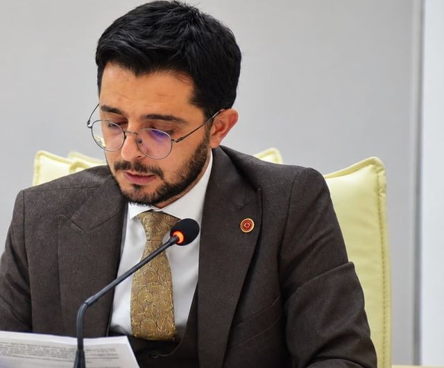 Bilecik meclisinde lağım kokusu tartışması ve mikrofon krizi
