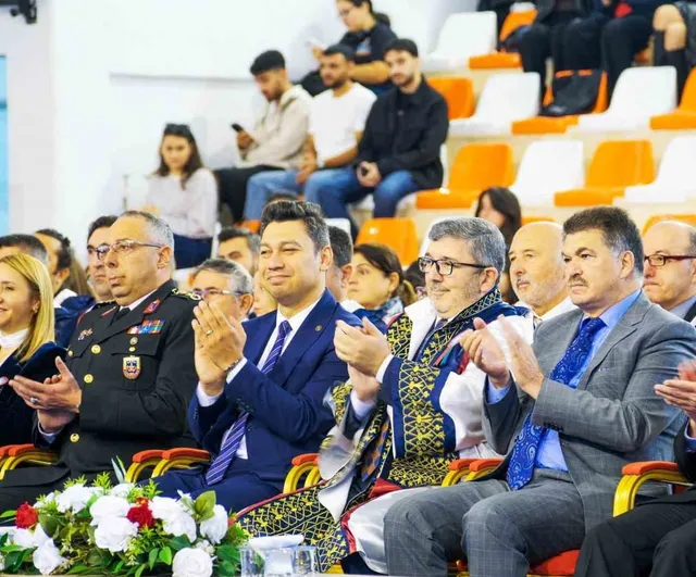 Bilecik Şeyh Edebali Üniversitesi'nde akademik yıl kutlaması: cübbe giyme, açılış dersi ve ödüller
