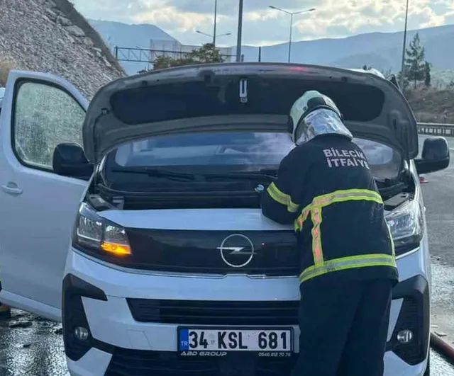 Bilecik'te seyir halindeki ticari araçta çıkan yangın kısa sürede söndürüldü