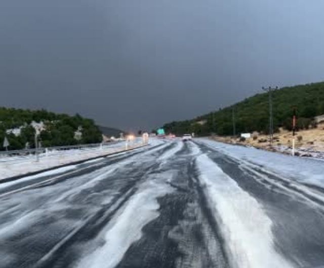 Bingöl'de sağanak sonrası gökkuşağı, yükseklerde dolu beyaz örtü bıraktı