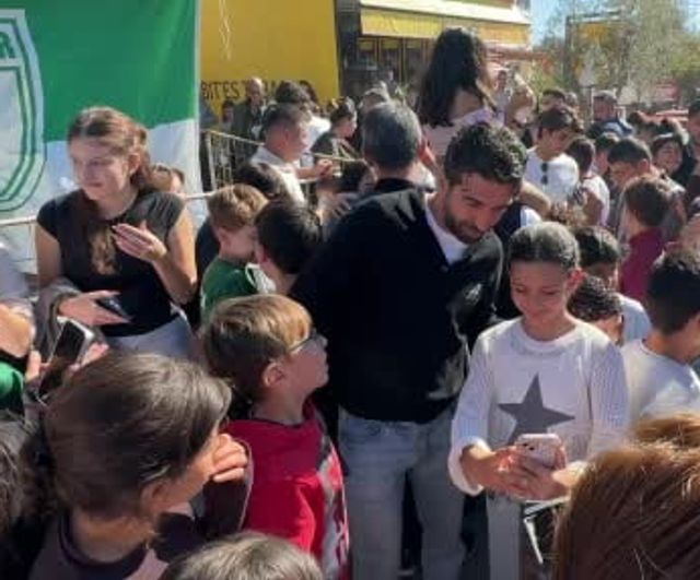 Bodrum'da iyilik pazarı: futbolcular ve dizi oyuncuları hayranlarla buluştu