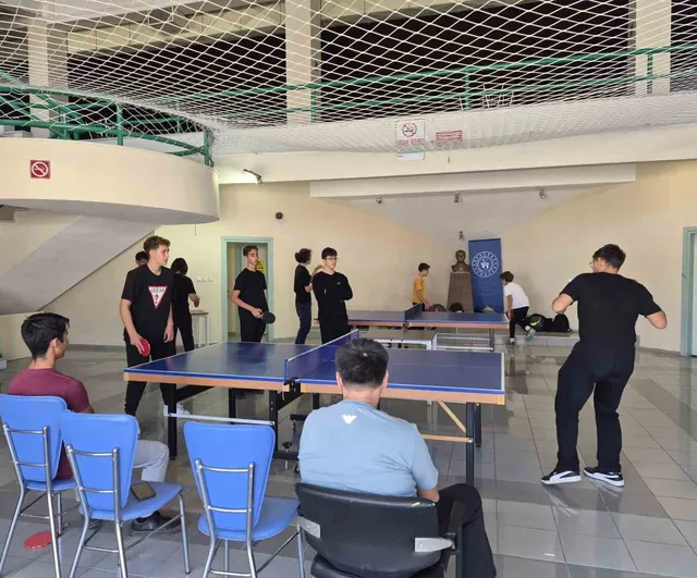 Burhaniye'de cumhuriyet bayramı coşkusu spor sahalarına taşındı