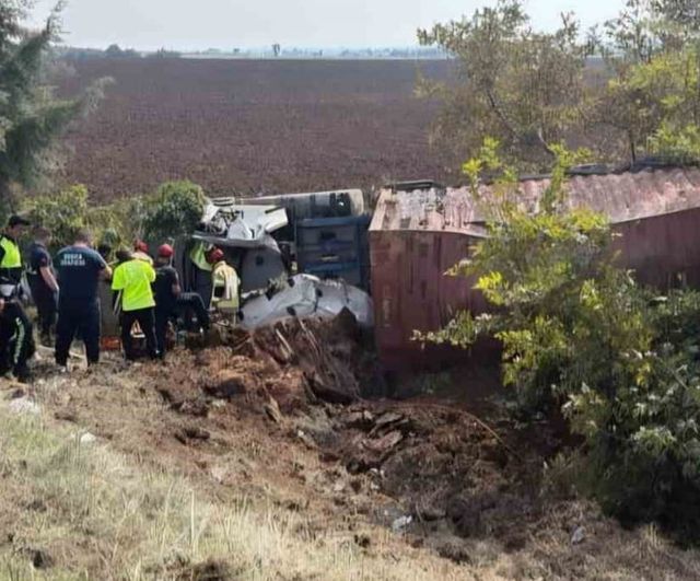 Bursa'da Karacabey-Bandırma yolunda tır tarlaya uçtu, sürücü yaralandı