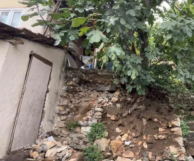 Bursa'da Mollaarap mahallesinde toprak kaydı, taşlar yola savruldu