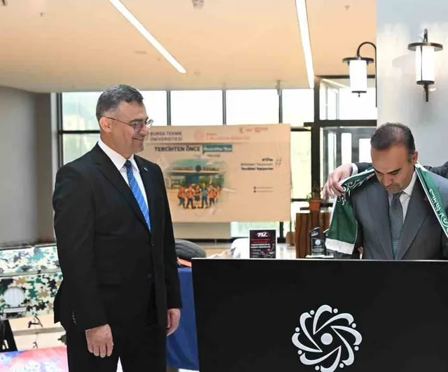 Bursa simgesini taşıyan atkı bakanla buluştu