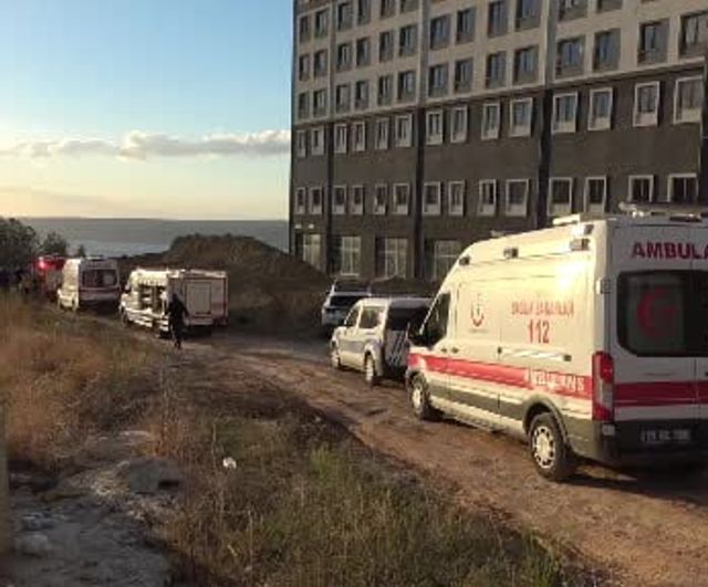 Çanakkale'de ÇOMÜ kampüsünde inşaatta toprak kaydı, iki işçi sağ çıkarıldı