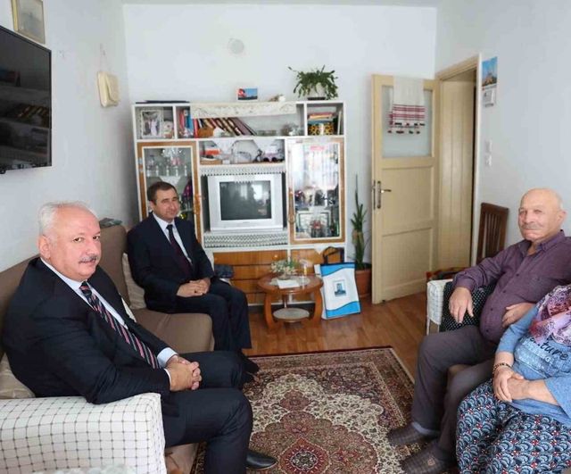 Çanakkale’de yürüyüşle yaşlıların toplumsal yeri vurgulandı